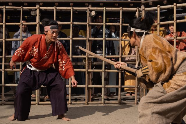 大東駿介＆菅井友香演じる利家とまつ“尾張コロシアム”に登場！「豊臣兄弟！」第5回場面写真（2枚目）