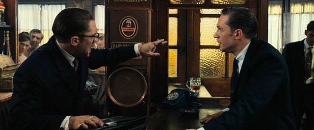 トム・ハーディ、極悪な双子を一人で怪演！『レジェンド　狂気の美学』場面写真一挙ギャラリー（5枚目）