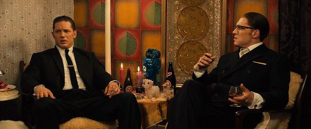 トム・ハーディ、極悪な双子を一人で怪演！『レジェンド　狂気の美学』場面写真一挙ギャラリー（6枚目）