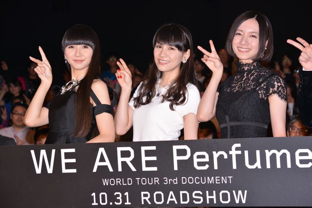 Perfume、シックなドレスで登場！映画『WE ARE Perfume -WORLD TOUR 3rd DOCUMENT』舞台あいさつフォトギャラリー（2枚目）