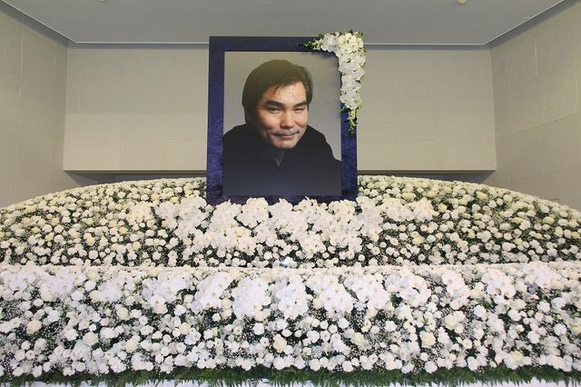 能年玲奈、前田敦子らも参列…蟹江敬三さんお別れの会の様子：フォトギャラリー