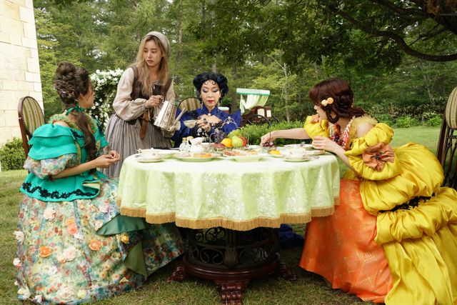 シンデレラの継母、魔法使い…おとぎの世界の場面写真10点（2枚目）