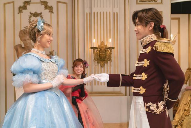 シンデレラの継母、魔法使い…おとぎの世界の場面写真10点（4枚目）