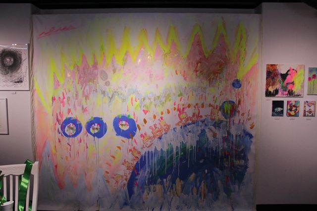 のん、いい笑顔！「‘のん’ひとり展 -女の子は牙をむく-」（2枚目）