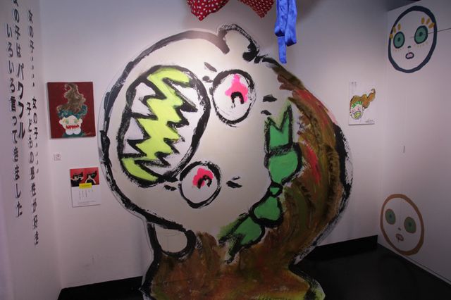 のん、いい笑顔！「‘のん’ひとり展 -女の子は牙をむく-」（3枚目）