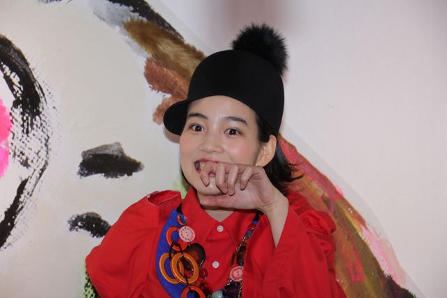 のん、いい笑顔！「‘のん’ひとり展 -女の子は牙をむく-」（5枚目）