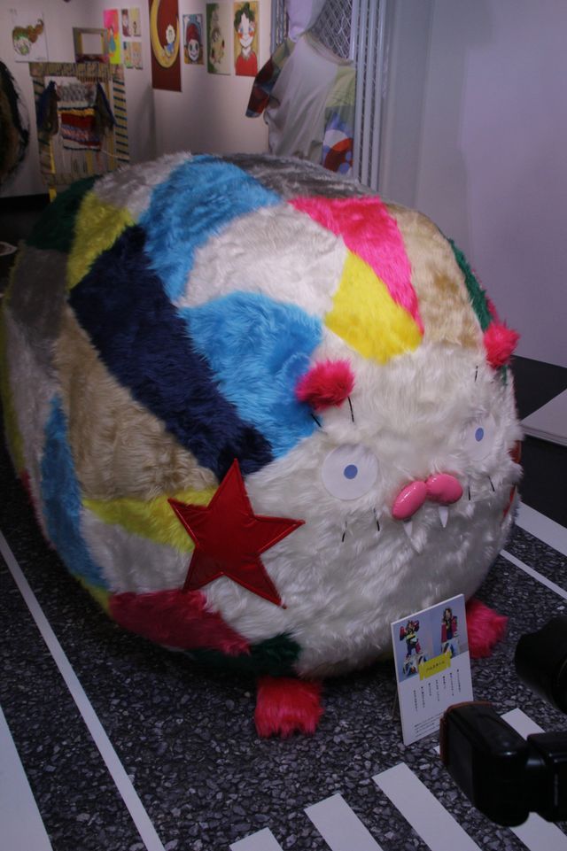 のん、いい笑顔！「‘のん’ひとり展 -女の子は牙をむく-」（7枚目）