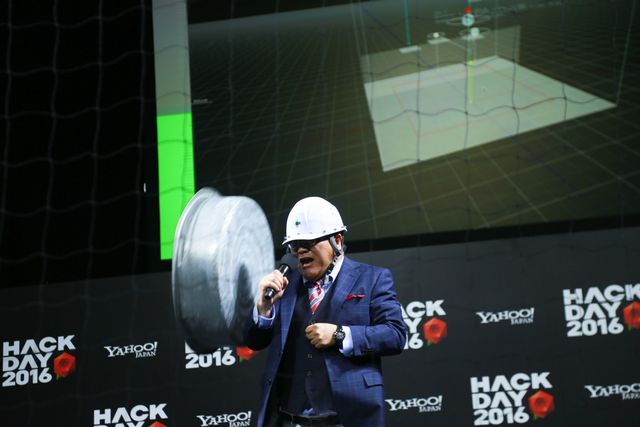 インフルエンザでダウンしていたカンニング竹山、仕事復帰第一弾はドローンを使ったタライ芸! 画像ギャラリー:フォトギャラリー