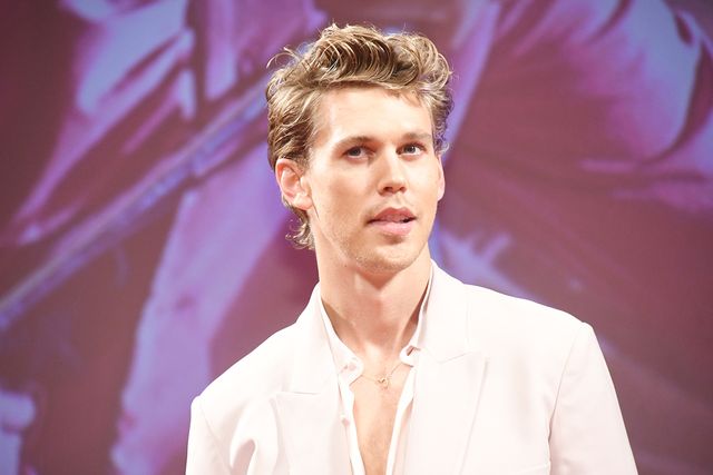 バズ・ラーマン監督、ベルトに“ELVIS”！映画『エルヴィス』ワールドツアーフィナーレ（3枚目）