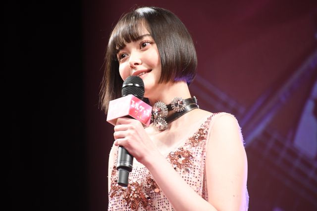 バズ・ラーマン監督、ベルトに“ELVIS”！映画『エルヴィス』ワールドツアーフィナーレ（5枚目）