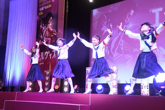 バズ・ラーマン監督、ベルトに“ELVIS”！映画『エルヴィス』ワールドツアーフィナーレ（8枚目）