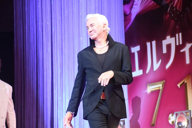 バズ・ラーマン監督、ベルトに“ELVIS”！映画『エルヴィス』ワールドツアーフィナーレ（12枚目）