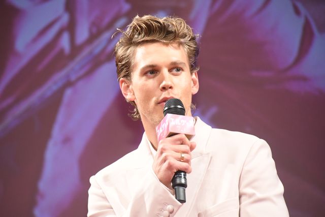 バズ・ラーマン監督、ベルトに“ELVIS”！映画『エルヴィス』ワールドツアーフィナーレ（19枚目）