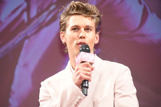 バズ・ラーマン監督、ベルトに“ELVIS”！映画『エルヴィス』ワールドツアーフィナーレ（20枚目）