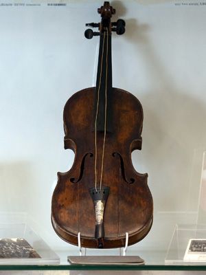 タイタニック号が沈没する際にウォレス・ハートリーさんが演奏していたというバイオリン