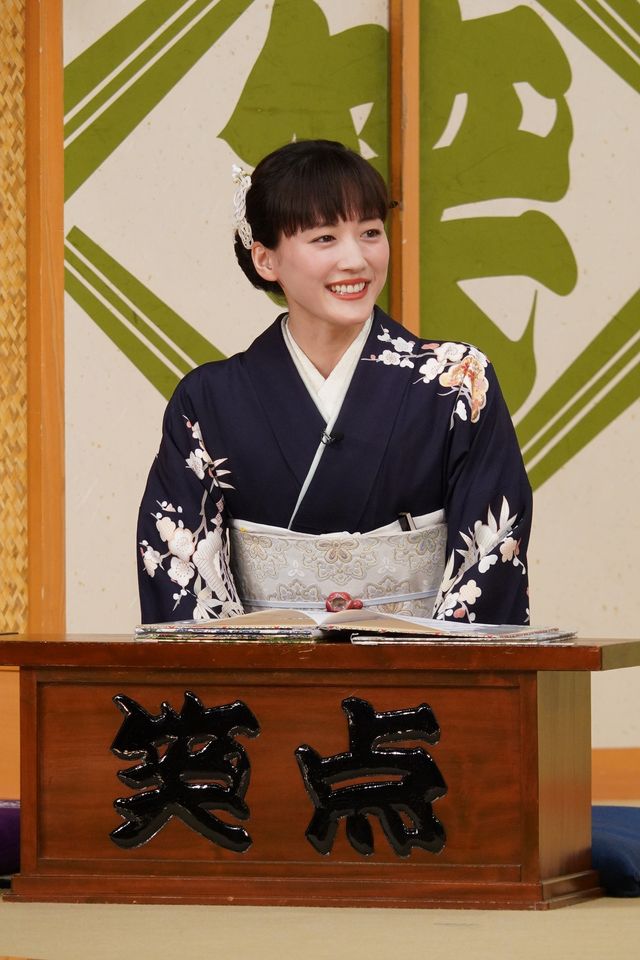 美しい！綾瀬はるか、お正月の「笑点」での着物姿（2枚目）