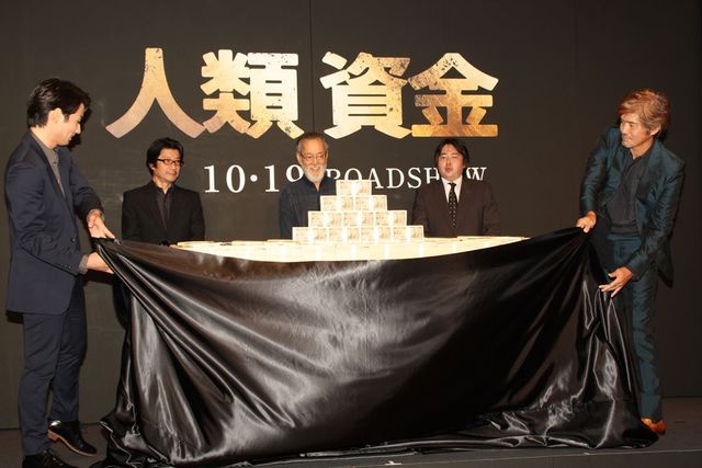 佐藤浩市＆森山未來がオシャレスーツでビシッと！『人類資金』完成報告会見フォトギャラリー（6枚目）