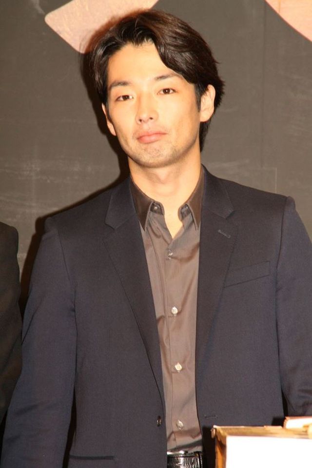 佐藤浩市＆森山未來がオシャレスーツでビシッと！『人類資金』完成報告会見フォトギャラリー（9枚目）