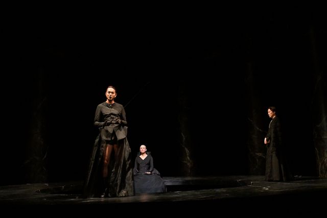 「サド侯爵夫人」舞台写真（2枚目）