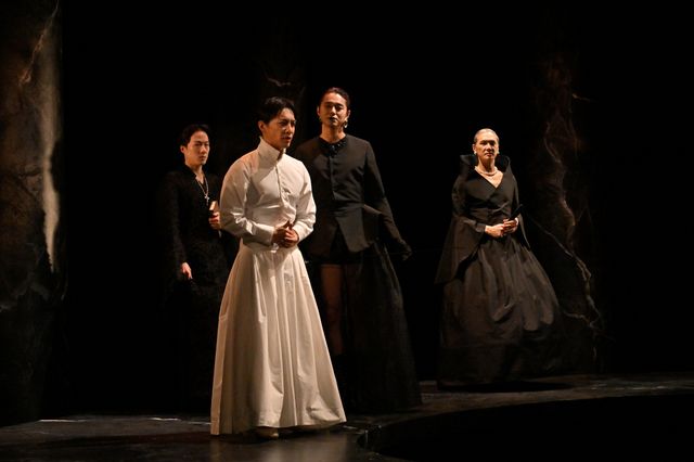 「サド侯爵夫人」舞台写真（3枚目）