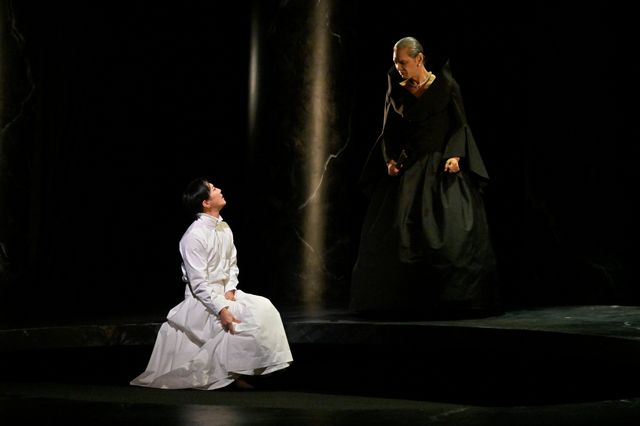 「サド侯爵夫人」舞台写真（4枚目）