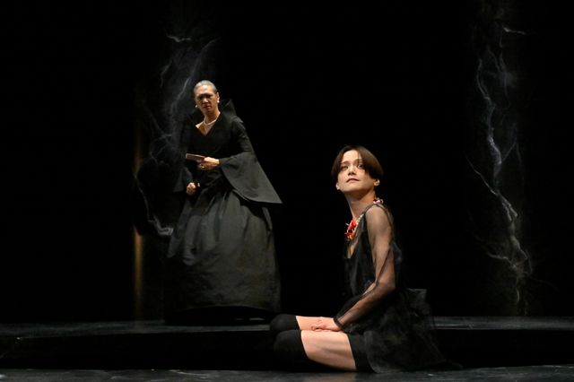 「サド侯爵夫人」舞台写真（5枚目）