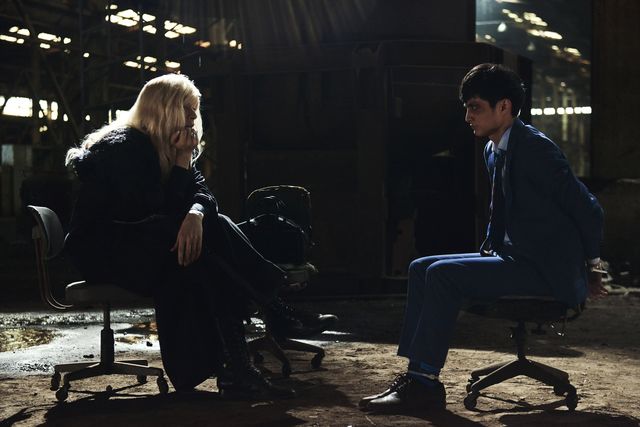 城田優が金髪美女に！高良健吾主演「連続ドラマW　バイバイ、ブラックバード」より（2枚目）