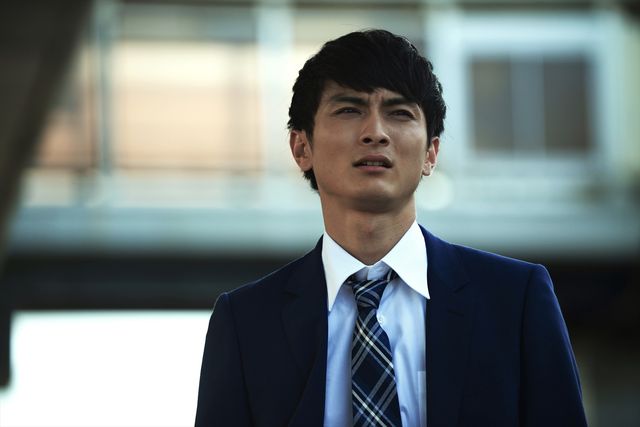 城田優が金髪美女に！高良健吾主演「連続ドラマW　バイバイ、ブラックバード」より（3枚目）