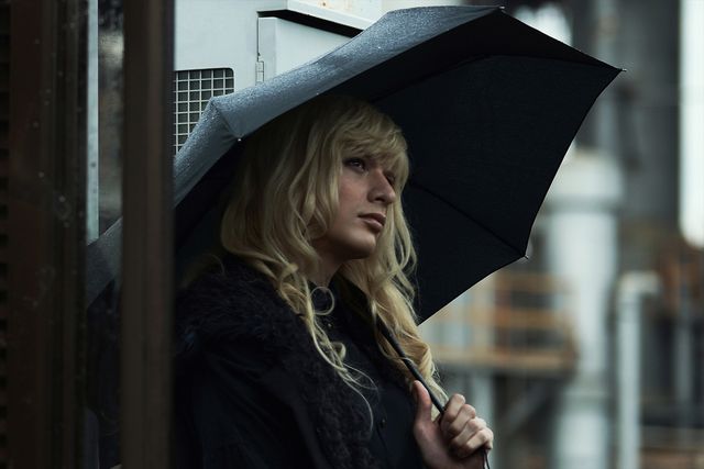 城田優が金髪美女に！高良健吾主演「連続ドラマW　バイバイ、ブラックバード」より（5枚目）