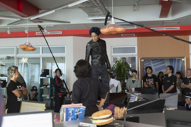 松坂桃李の青髪＆カラコン！『MOZU』撮影現場フォトギャラリー（2枚目）