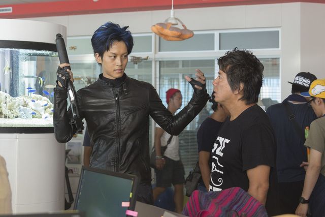 松坂桃李の青髪＆カラコン！『MOZU』撮影現場フォトギャラリー（3枚目）