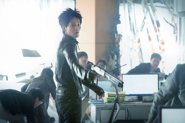 松坂桃李の青髪＆カラコン！『MOZU』撮影現場フォトギャラリー（4枚目）