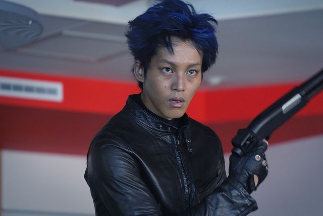 松坂桃李の青髪＆カラコン！『MOZU』撮影現場フォトギャラリー（5枚目）