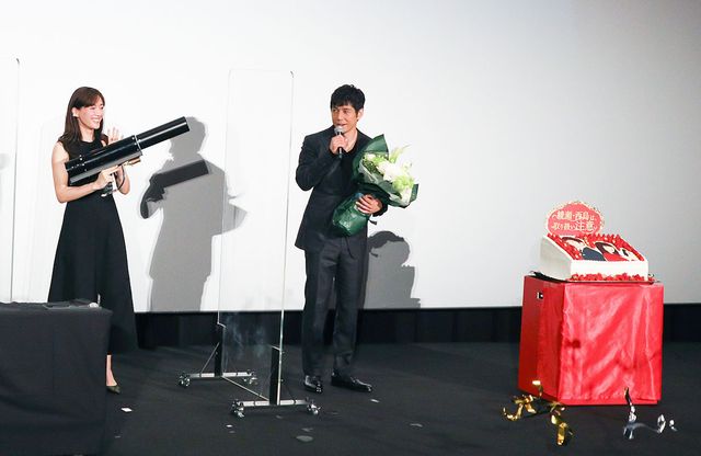 手を振る綾瀬はるか＆西島秀俊！映画『奥様は、取り扱い注意』大ヒット御礼舞台あいさつ（2枚目）