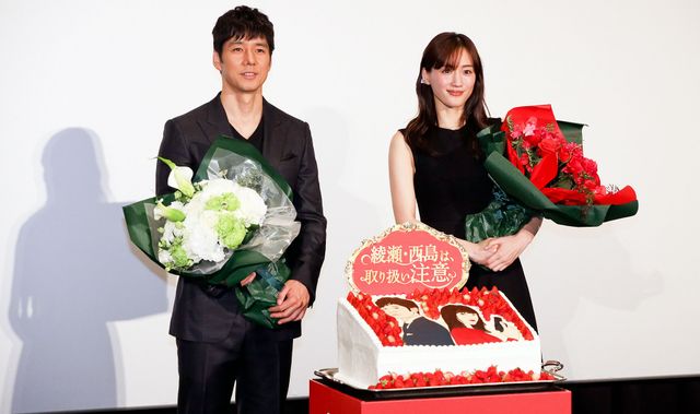 手を振る綾瀬はるか＆西島秀俊！映画『奥様は、取り扱い注意』大ヒット御礼舞台あいさつ（4枚目）