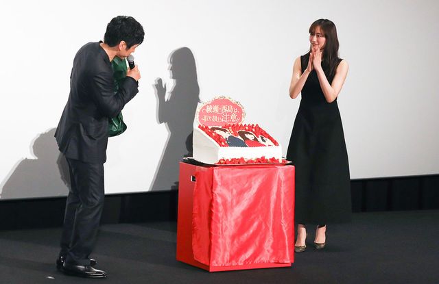 手を振る綾瀬はるか＆西島秀俊！映画『奥様は、取り扱い注意』大ヒット御礼舞台あいさつ（6枚目）