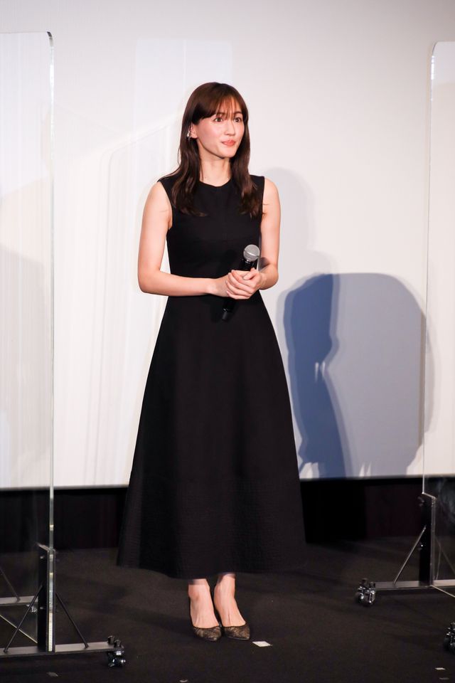 手を振る綾瀬はるか＆西島秀俊！映画『奥様は、取り扱い注意』大ヒット御礼舞台あいさつ（7枚目）