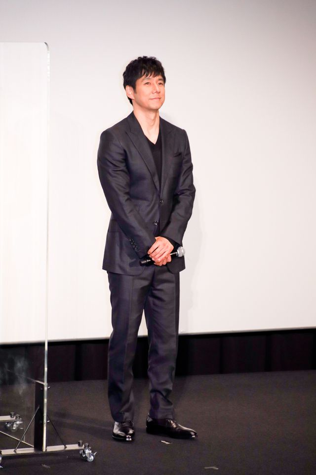 手を振る綾瀬はるか＆西島秀俊！映画『奥様は、取り扱い注意』大ヒット御礼舞台あいさつ（8枚目）