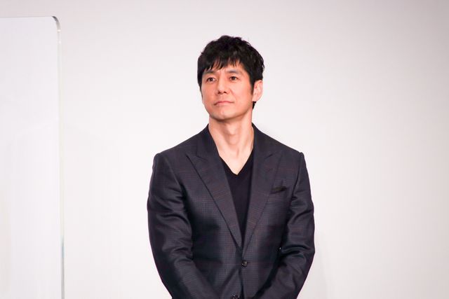 手を振る綾瀬はるか＆西島秀俊！映画『奥様は、取り扱い注意』大ヒット御礼舞台あいさつ（9枚目）