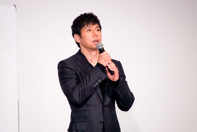 手を振る綾瀬はるか＆西島秀俊！映画『奥様は、取り扱い注意』大ヒット御礼舞台あいさつ（10枚目）