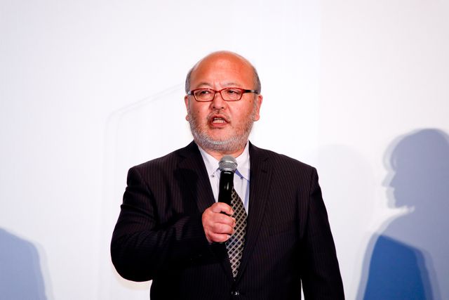 手を振る綾瀬はるか＆西島秀俊！映画『奥様は、取り扱い注意』大ヒット御礼舞台あいさつ（11枚目）