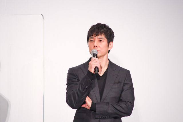 手を振る綾瀬はるか＆西島秀俊！映画『奥様は、取り扱い注意』大ヒット御礼舞台あいさつ（13枚目）