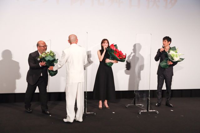 手を振る綾瀬はるか＆西島秀俊！映画『奥様は、取り扱い注意』大ヒット御礼舞台あいさつ（14枚目）