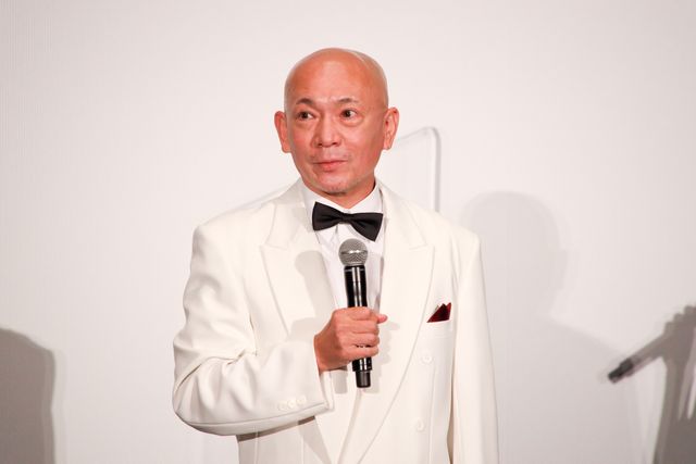 手を振る綾瀬はるか＆西島秀俊！映画『奥様は、取り扱い注意』大ヒット御礼舞台あいさつ（15枚目）