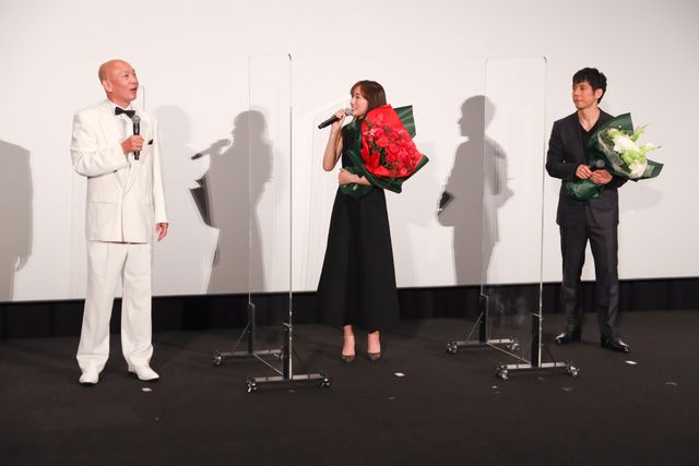 手を振る綾瀬はるか＆西島秀俊！映画『奥様は、取り扱い注意』大ヒット御礼舞台あいさつ（16枚目）