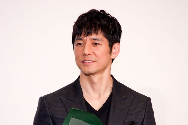 手を振る綾瀬はるか＆西島秀俊！映画『奥様は、取り扱い注意』大ヒット御礼舞台あいさつ（20枚目）