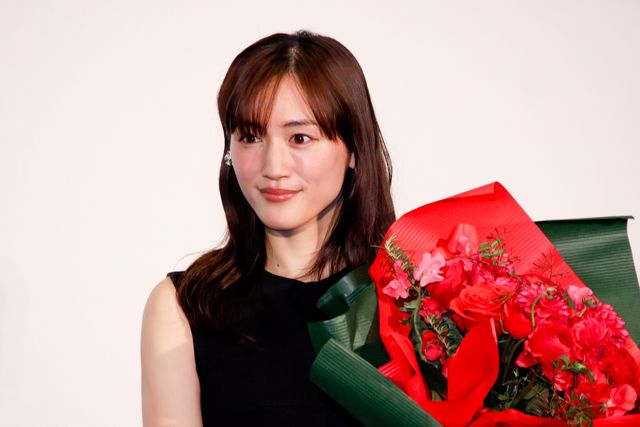 手を振る綾瀬はるか＆西島秀俊！映画『奥様は、取り扱い注意』大ヒット御礼舞台あいさつ（21枚目）