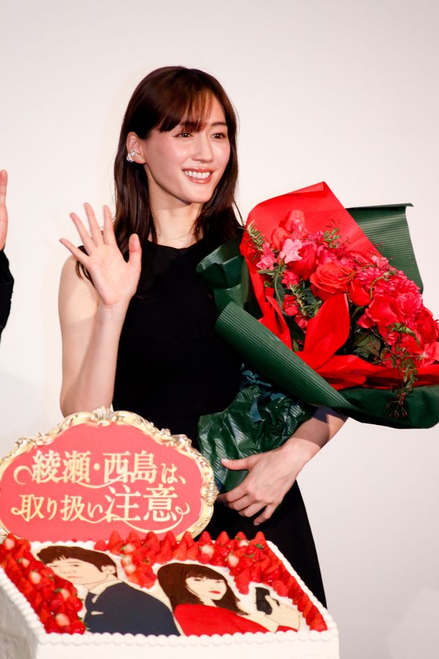 手を振る綾瀬はるか＆西島秀俊！映画『奥様は、取り扱い注意』大ヒット御礼舞台あいさつ（22枚目）