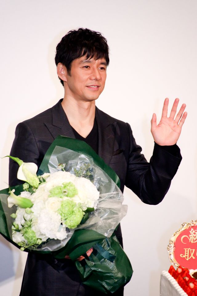 手を振る綾瀬はるか＆西島秀俊！映画『奥様は、取り扱い注意』大ヒット御礼舞台あいさつ（23枚目）