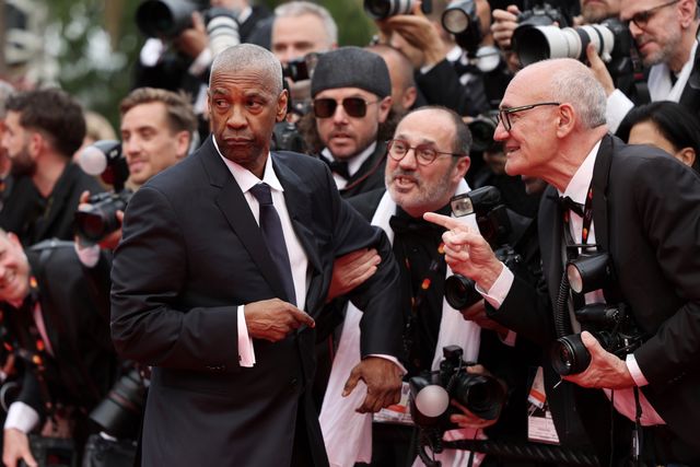第78回カンヌ国際映画祭レッドカーペットでブチ切れるデンゼル・ワシントン（2枚目）